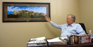 Larry Pressler with Joe Lowe photo of Mount Rushmore. Pressler campaign office, SIoux Falls, SD, 2014.08.23